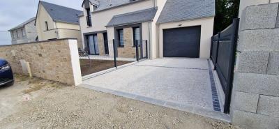 Béton érodé et pose d'une clôture avec portillon